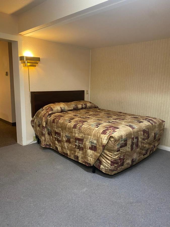 Chinook Motel Летбридж Экстерьер фото